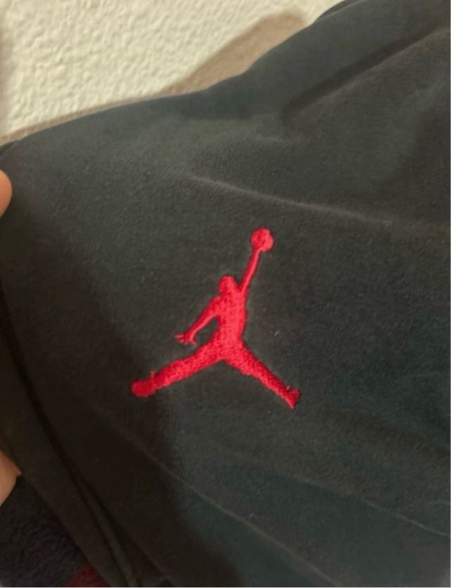 Chaqueta Jordan Negra y Roja Cremallera