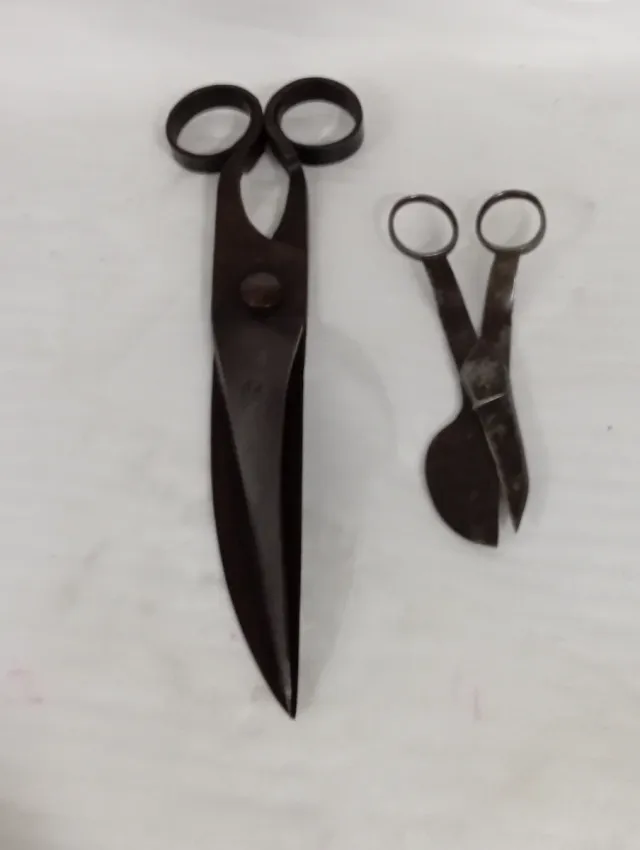 Vecchie forbici in metallo