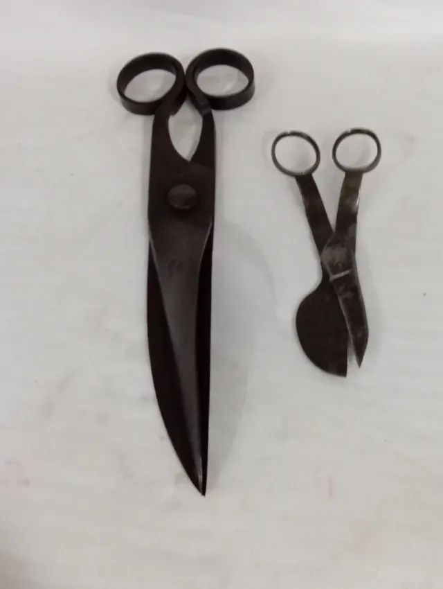 Vecchie forbici in metallo