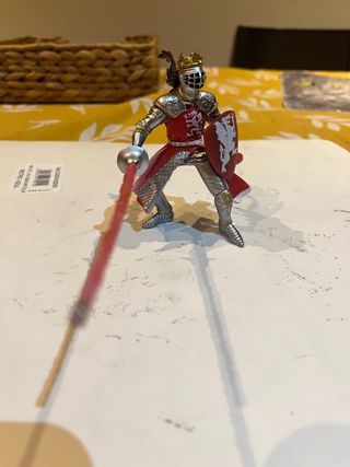 Caballero con escudo y espada