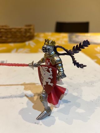 Caballero con escudo y espada