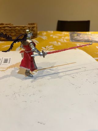 Caballero con escudo y espada