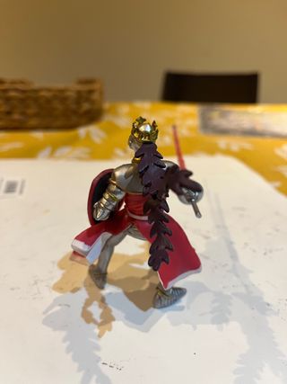 Caballero con escudo y espada