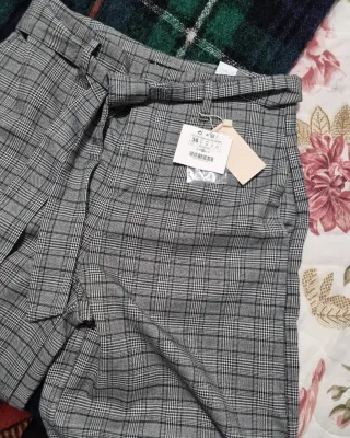 Pantalones Stradivarius cuadros grises