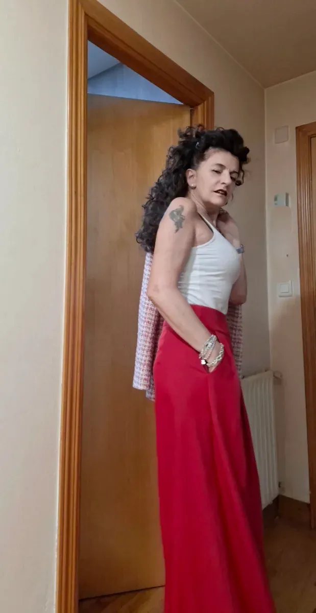 Pantalón con pinzas huecas ancho rojo y + beige