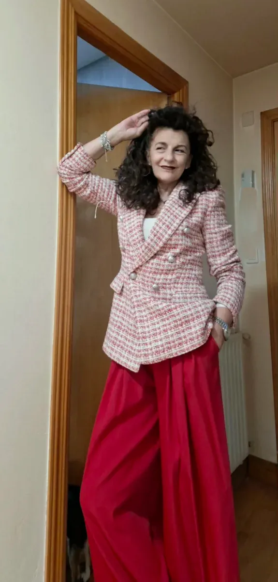 Pantalón con pinzas huecas ancho rojo y + beige