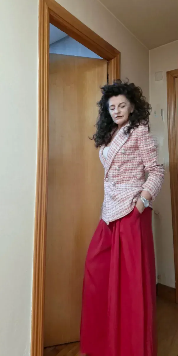 Pantalón con pinzas huecas ancho rojo y + beige