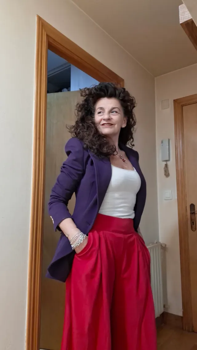 Pantalón con pinzas huecas ancho rojo y + beige