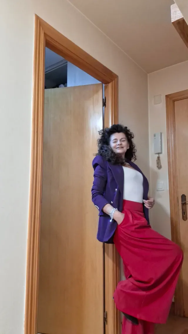 Pantalón con pinzas huecas ancho rojo y + beige