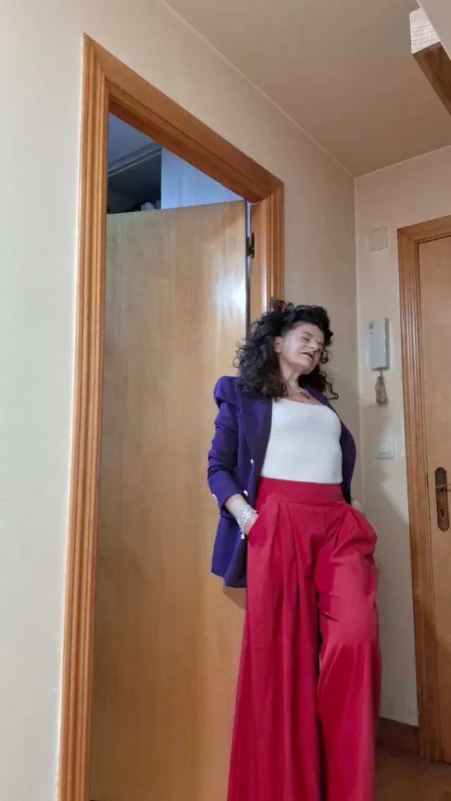 Pantalón con pinzas huecas ancho rojo y + beige