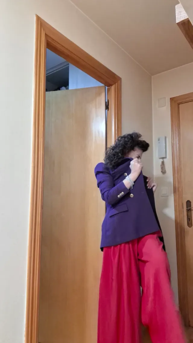 Pantalón con pinzas huecas ancho rojo y + beige