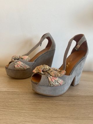 Sandalias cuña ante gris