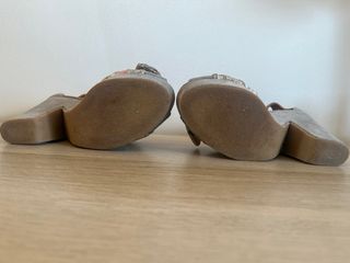 Sandalias cuña ante gris