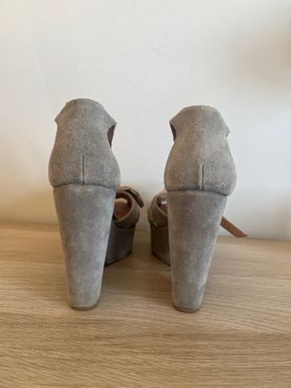 Sandalias cuña ante gris