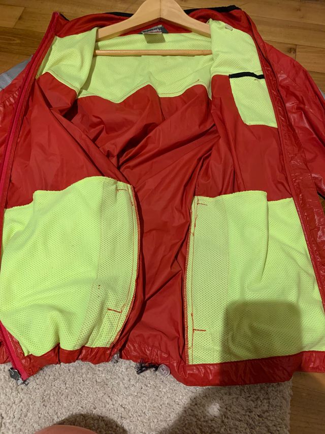 Chaqueta deportiva New Balance roja reflectante