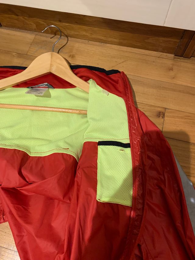 Chaqueta deportiva New Balance roja reflectante