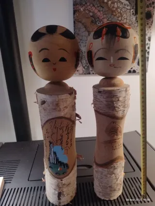 Kokeshi vintage in legno con decorazioni