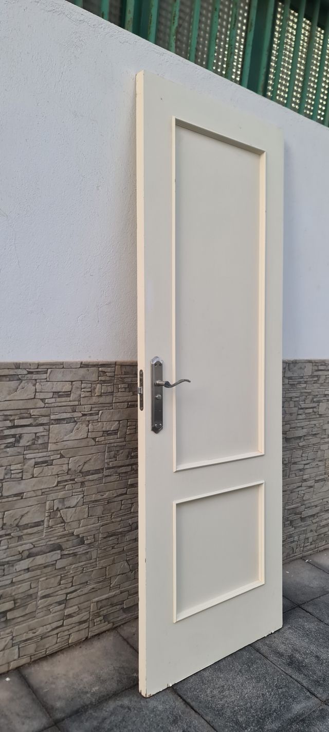 Puerta blanca de madera con manilla