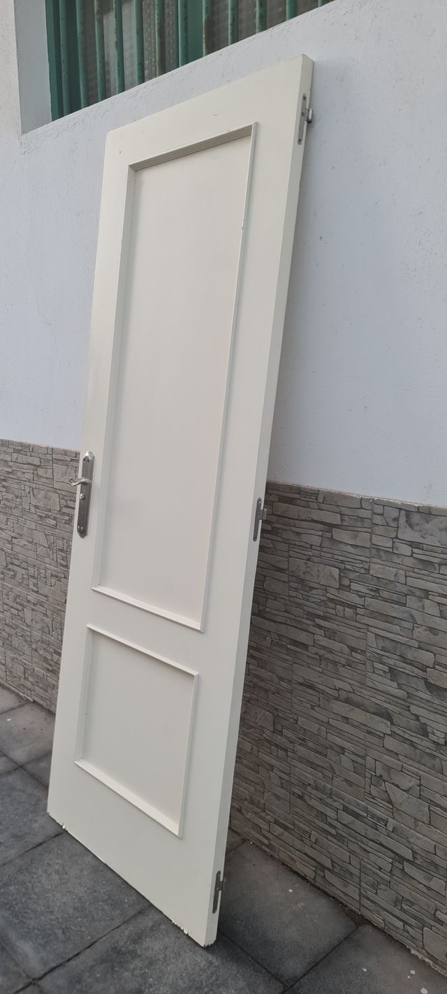 Puerta blanca de madera con manilla