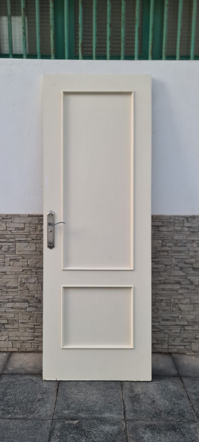Puerta blanca de madera con manilla