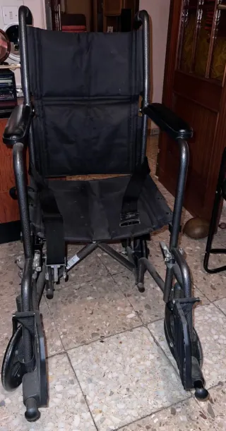 Silla de ruedas en buen estado.