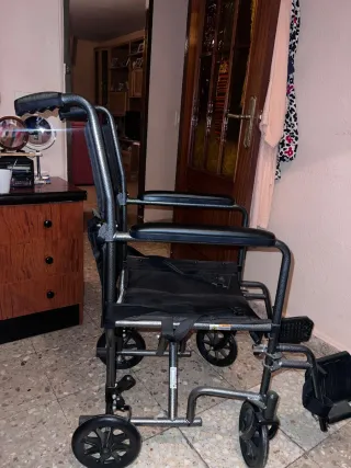 Silla de ruedas en buen estado.