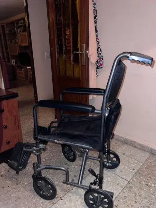 Silla de ruedas en buen estado.