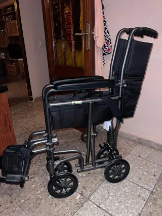 Silla de ruedas en buen estado.