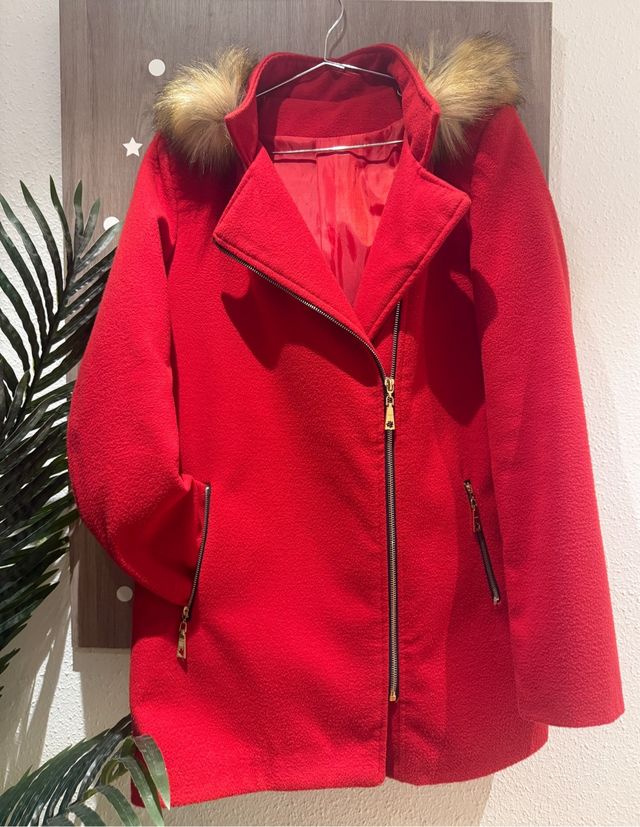 Abrigo rojo con capucha y cremalleras
