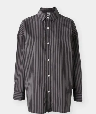 Camisa de rayas gris y negra