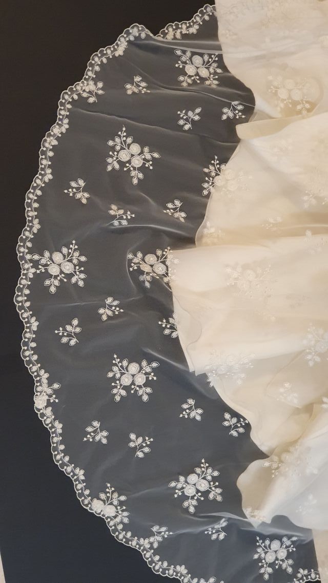 Mantilla tul bordado 1,3x2,6m liquidación