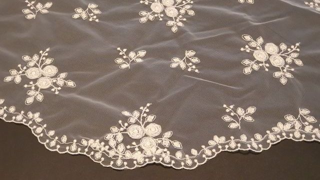 Mantilla tul bordado 1,3x2,6m liquidación