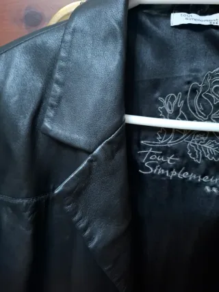 Chaqueta de piel sintética color negro. Talla 44