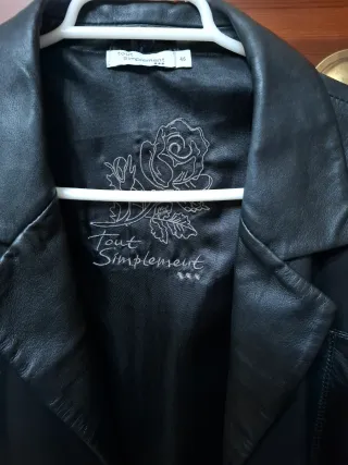 Chaqueta de piel sintética color negro. Talla 44