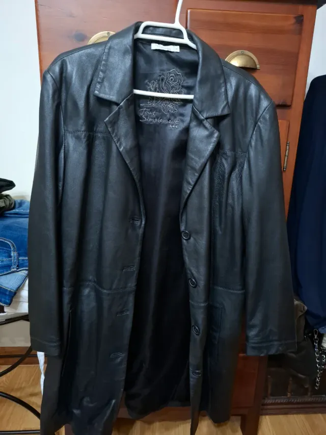 Chaqueta de piel sintética color negro. Talla 44