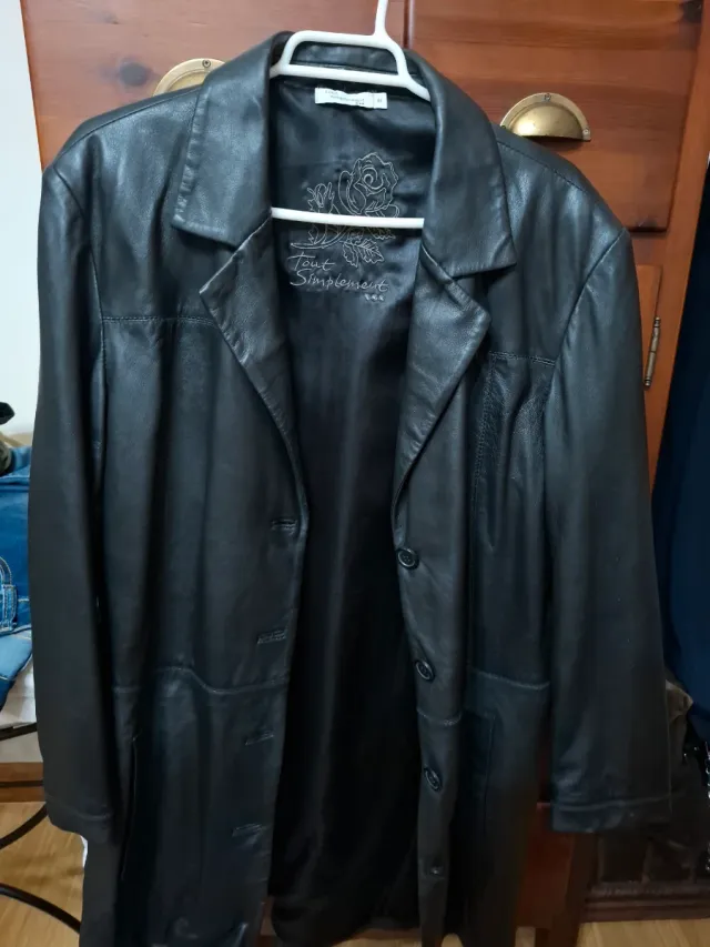 Chaqueta de piel sintética color negro. Talla 44