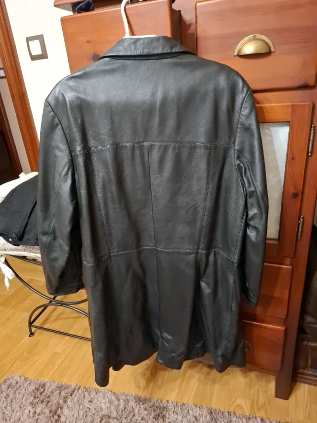 Chaqueta de piel sintética color negro. Talla 44