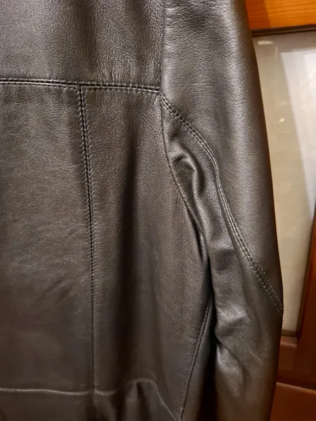 Chaqueta de piel sintética color negro. Talla 44