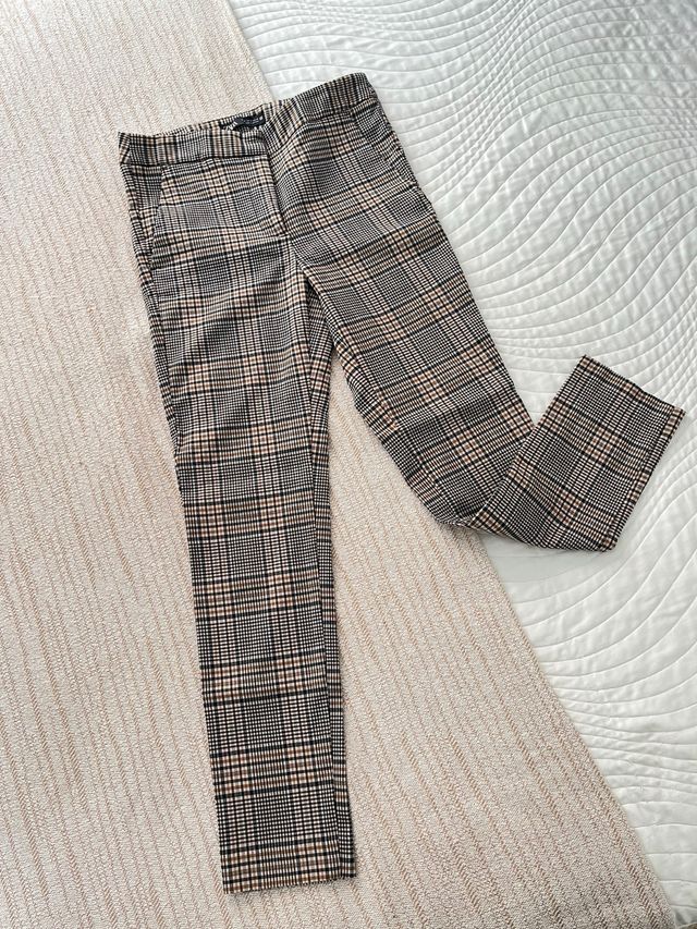 Pantalón de cuadros de Zara.