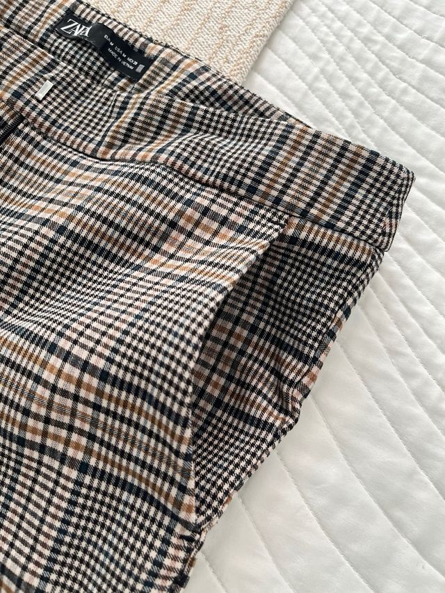 Pantalón de cuadros de Zara.