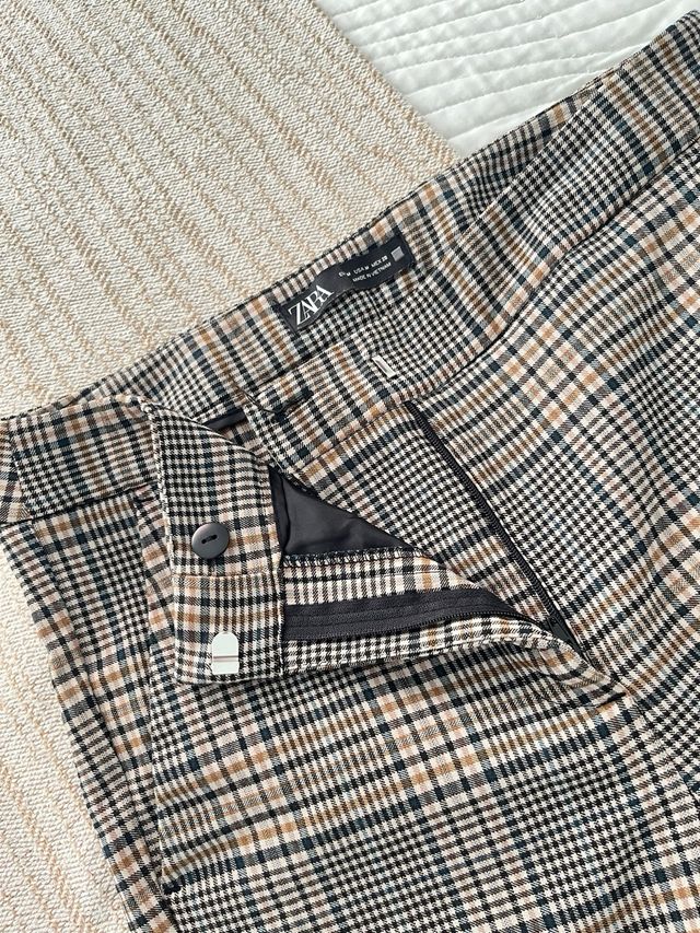 Pantalón de cuadros de Zara.