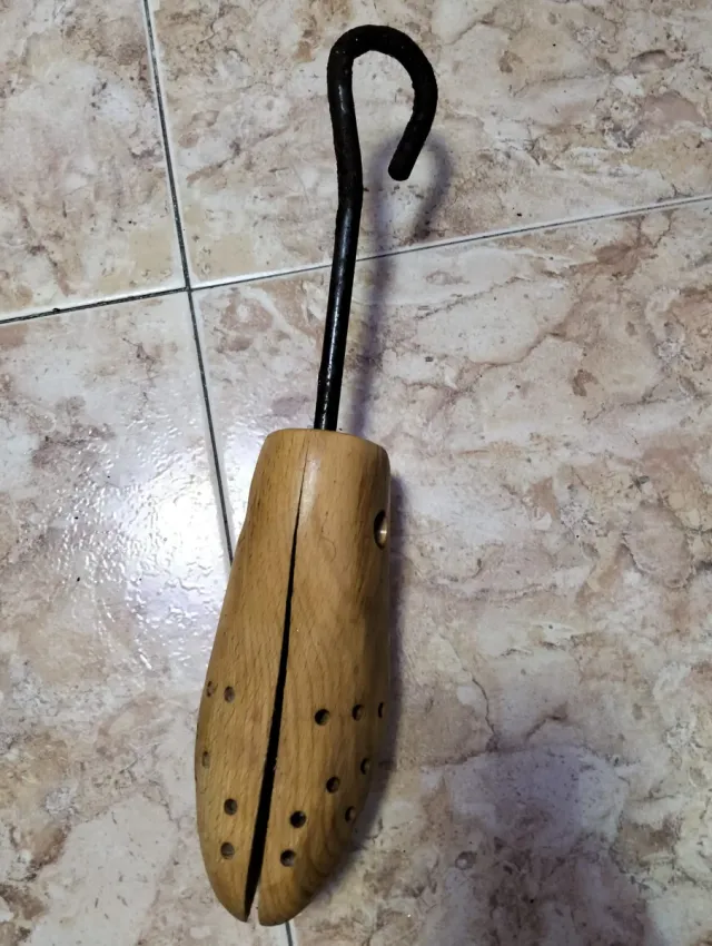 Ajustador de zapatos de madera