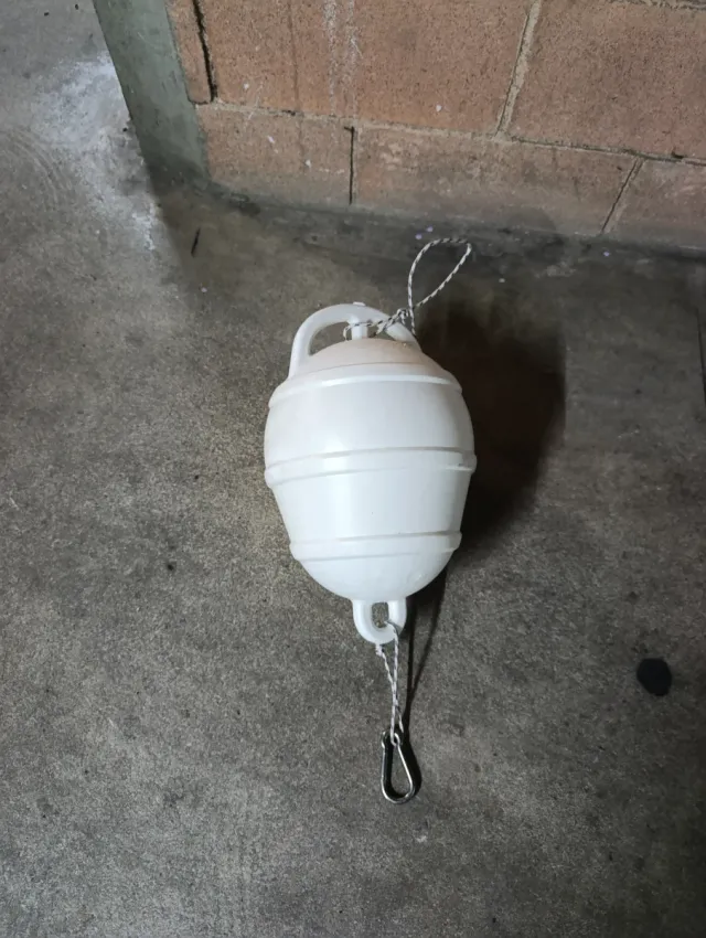 Boya flotador blanco con cuerda