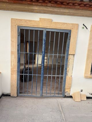 Reja de hierro macizo para puerta exterior