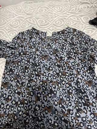 Blusa con estampado de leopardo azul
