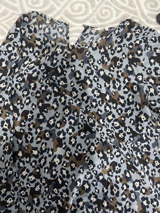 Blusa con estampado de leopardo azul