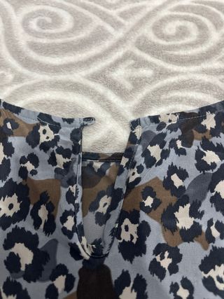 Blusa con estampado de leopardo azul