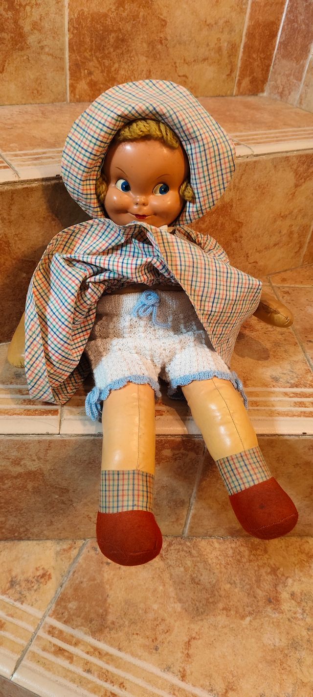 Bella bambola antica in cellauloide e stoffa + quadro