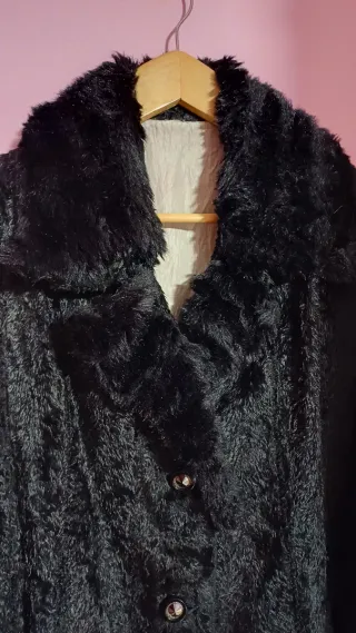 Abrigo pelo sintético negro