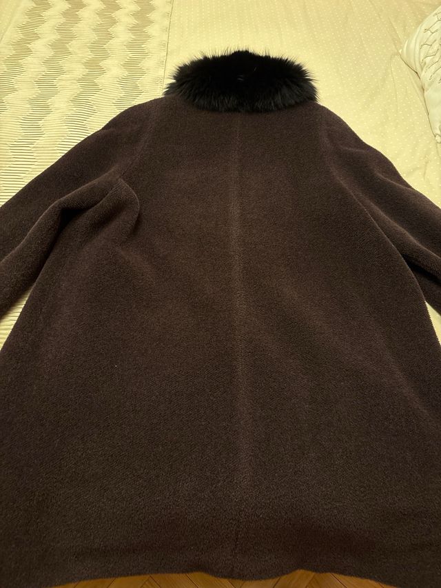 Abrigo Placenza marrón con cuello de pelo negro